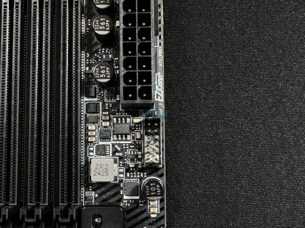 MSI MPG Z890 Carbon WiFi middle right connectors