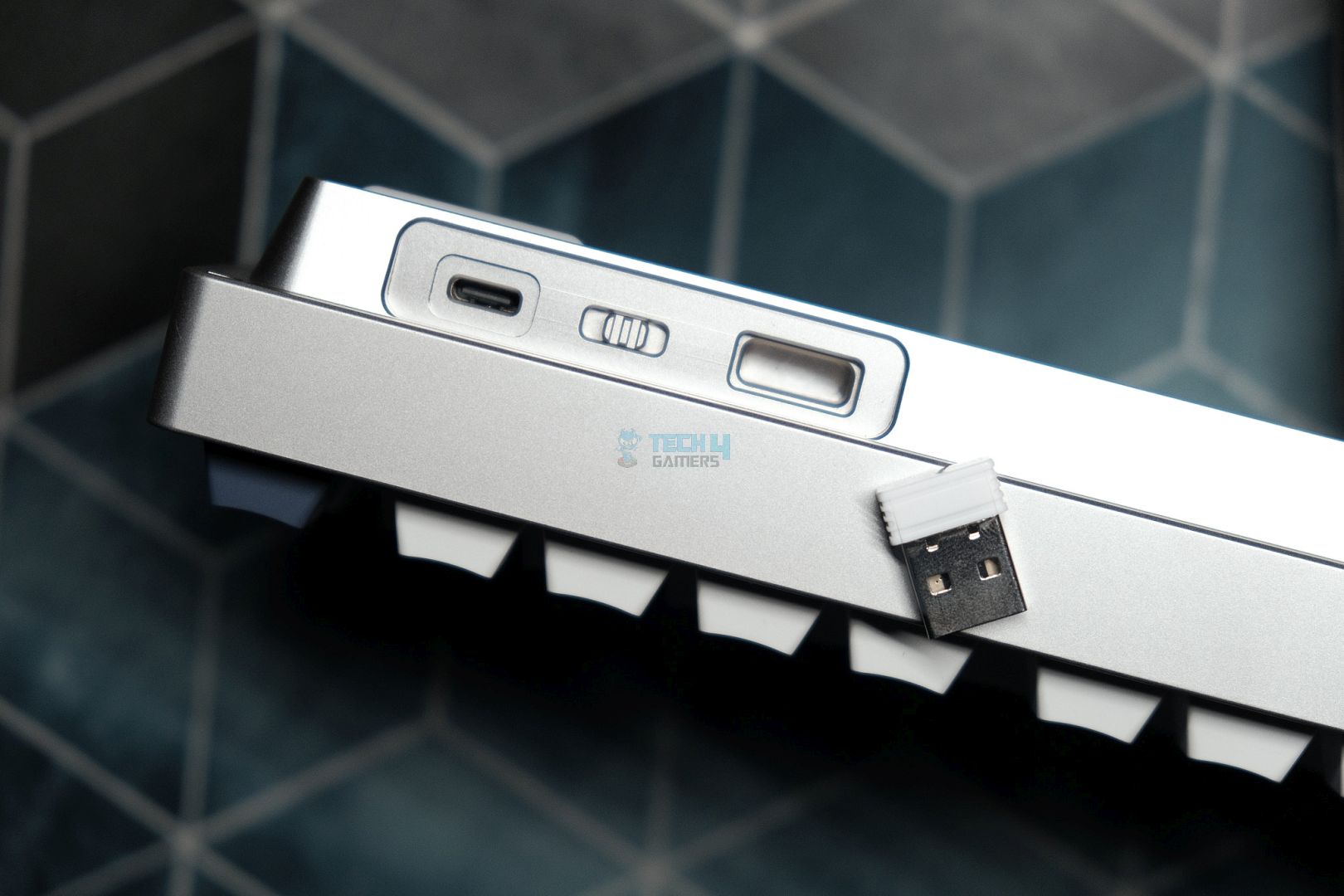 Epomaker P75 USB port