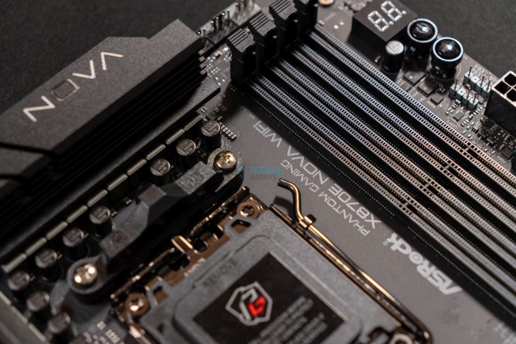 ASRock Phantom Gaming X870E Nova - DIMM Slot Closer