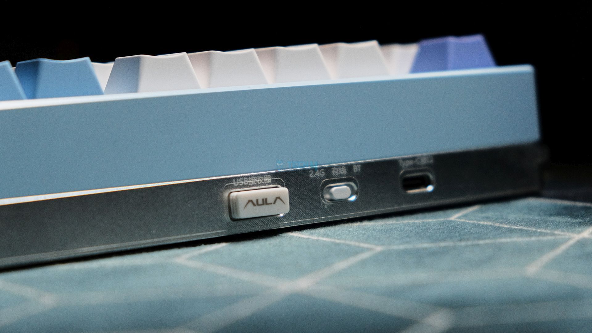 Aula M75 USB port and connection switcher