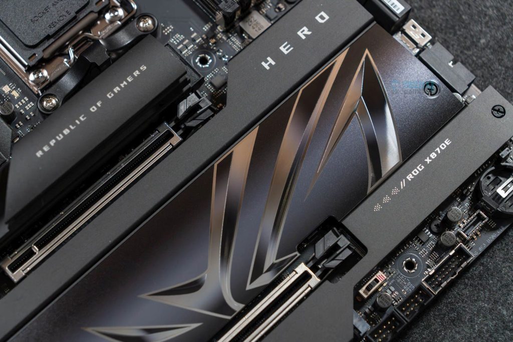 ASUS ROG Crosshair X870E Hero - secondary M.2 heatsink