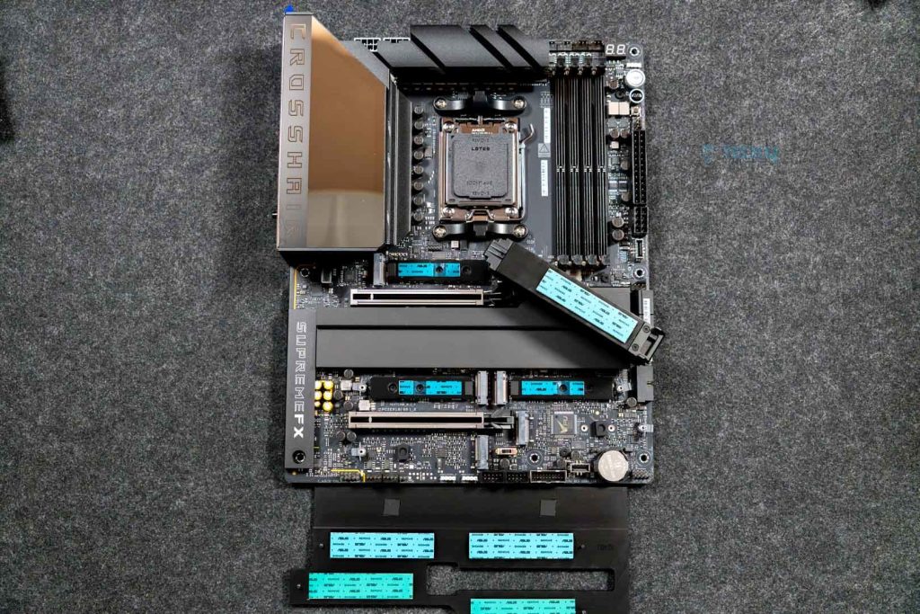 ASUS ROG Crosshair X870E Hero - M.2 heatsinks removed