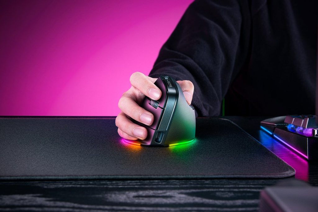 Grip with the Razer Pro Click V2 Vertical