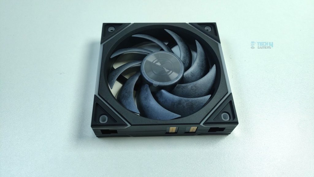 Uni-Fan TL Wireless Front - Lian Li Hydroshift II LCD-S 360TL