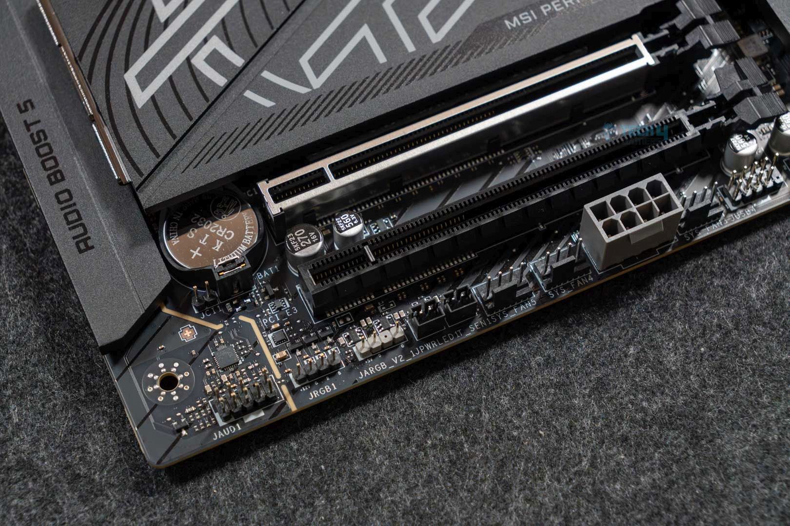 MSI MPG X870E Carbon Max WiFi - PCIe Slot