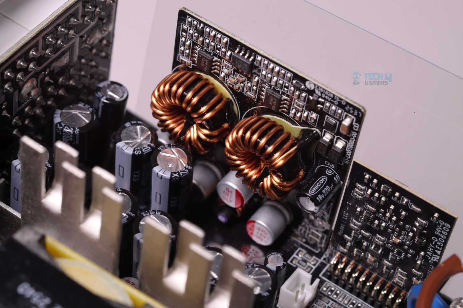 Enermax Revolution III S 1000W Platinum - 6 - 5V & 3.3V DC-DC Converter Board