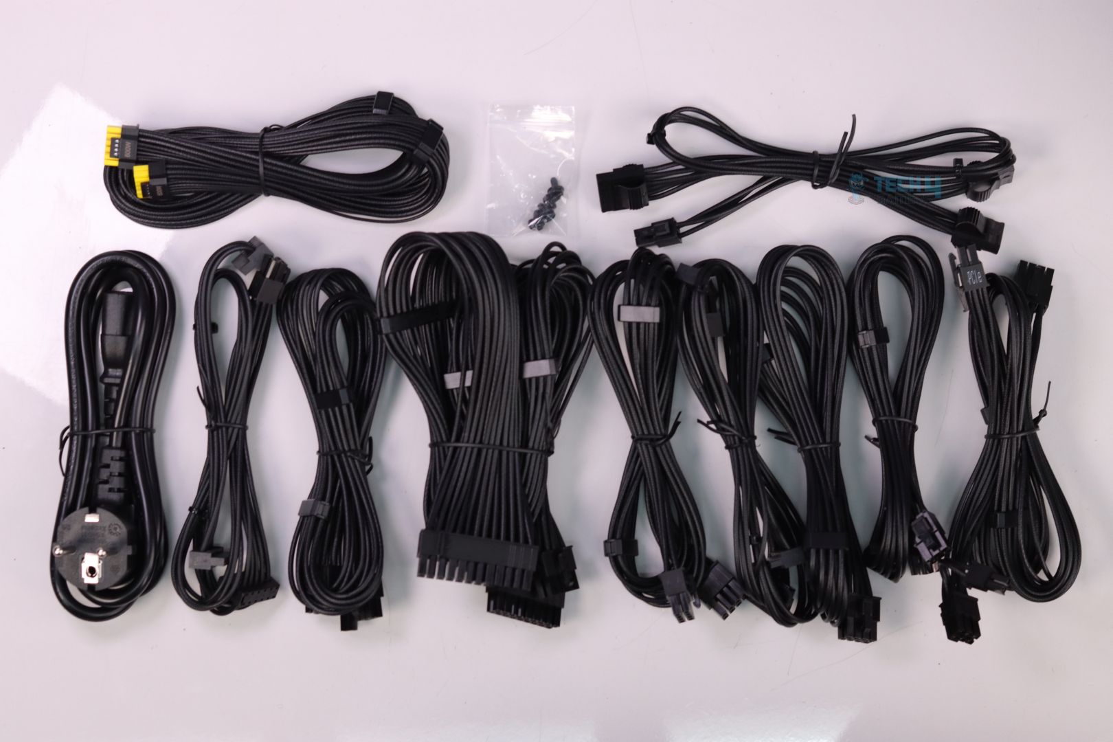 MSI A1200PLS Platinum - Cables & Accessories