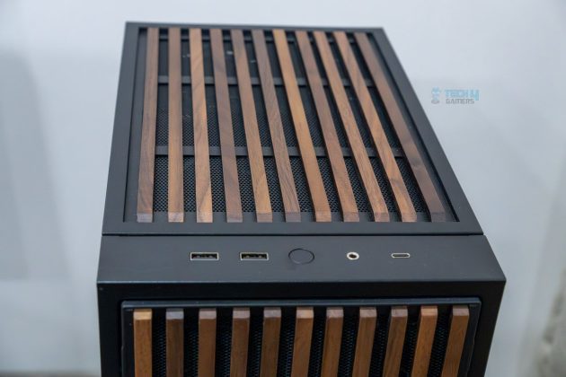 Top - Lian Li B4-mATX