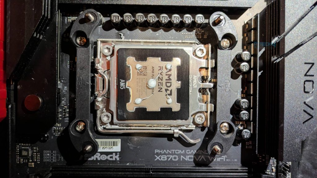 Applying ID-Cooling Frost X45 on the CPU